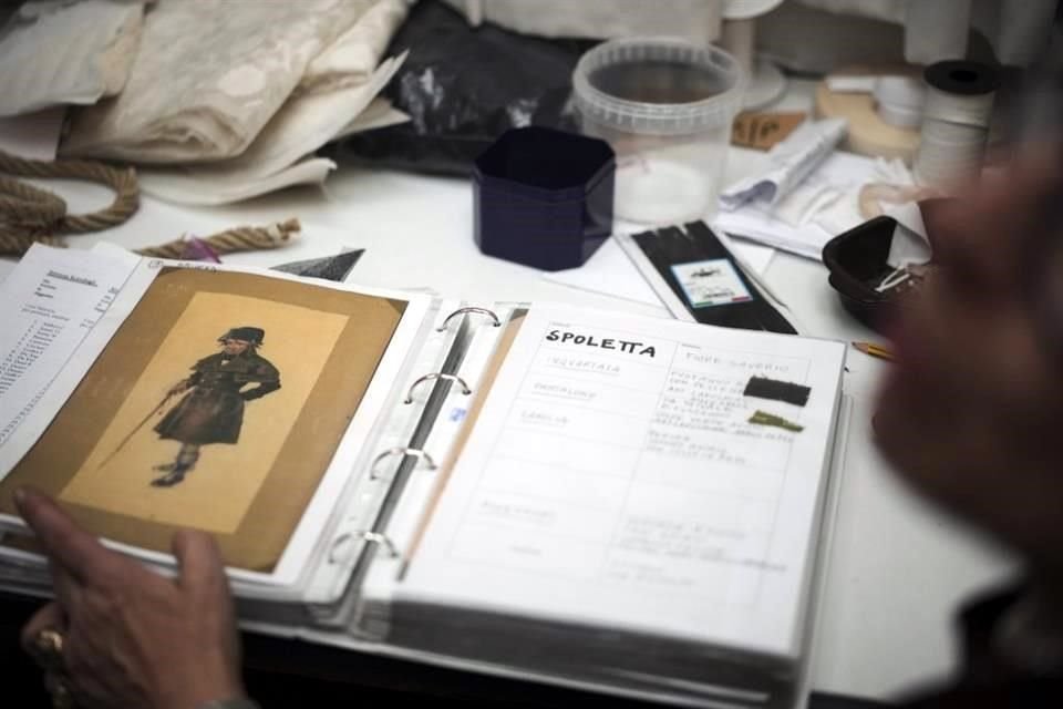 Para hacer los vestuarios de 'Tosca', Biagiotti compiló una carpeta con las notas del diseñador Adolph Hohenstein.