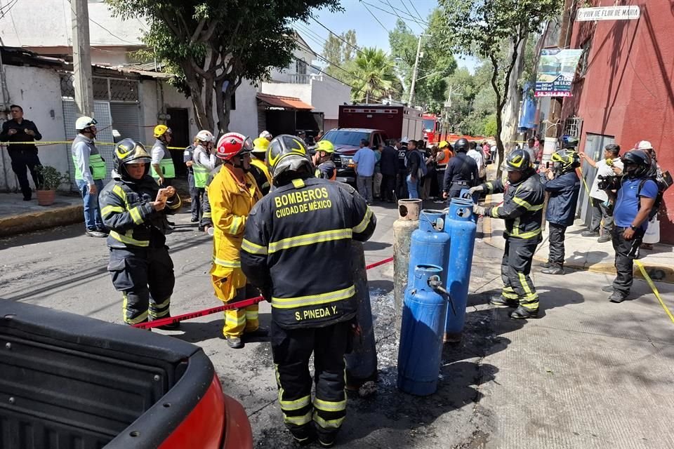 Las primeras versiones señalan que en un cuarto de la vivienda hubo una fuga de gas, lo que ocasionó un flamazo.