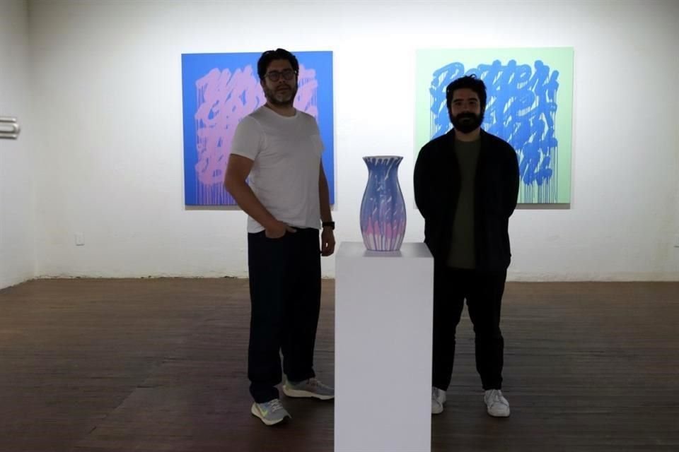 Saenger Galería expande su proyecto expositivo al espacio ubicado en la colonia Guerrero con un par de exposiciones; en la imagen Bernardo Saenger y el curador Eduardo Luque.
