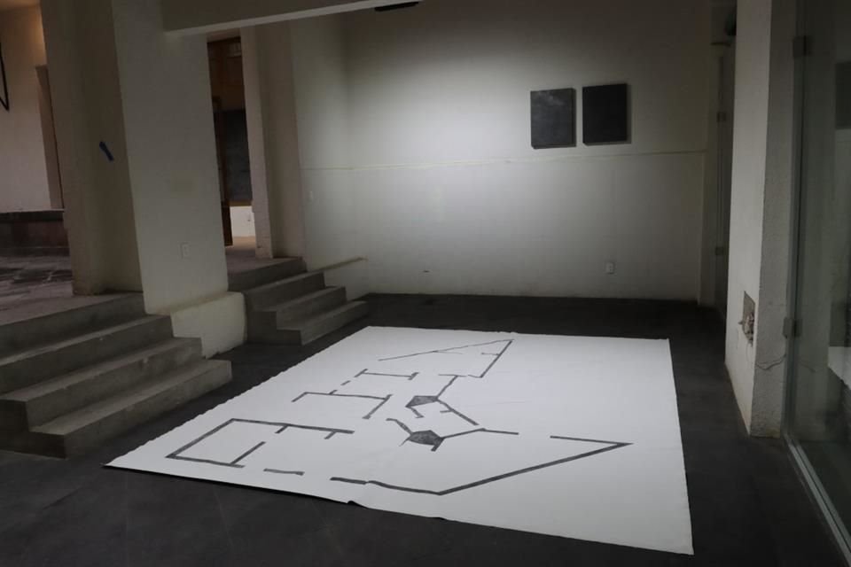 Algunas de las obras fueron realizadas exprofeso para el espacio, como el plano de una casa de gran formato que Iván Trueta colocó en la entrada de la casa a manera de tapete.