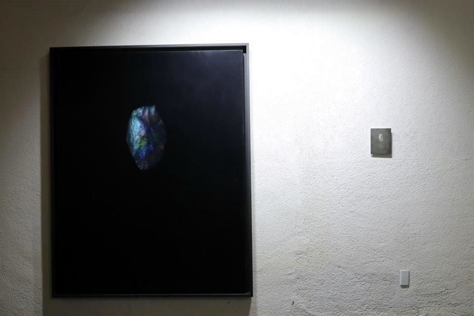 La pintura 'Hueco (2017)', de Javier Peláez, representa el vacío de un agujero en la pared con capas de pintura que le dan relieve.