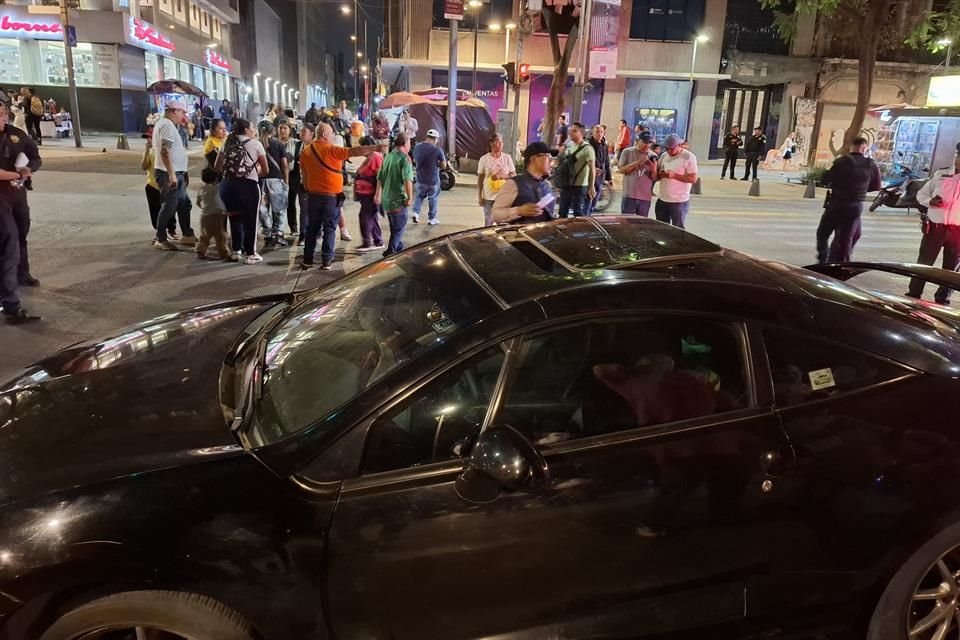 Un grupo cerró parcialmente la circulación en Avenida Juárez, en inmediaciones de la Alameda Central, para protestar por este accidente.