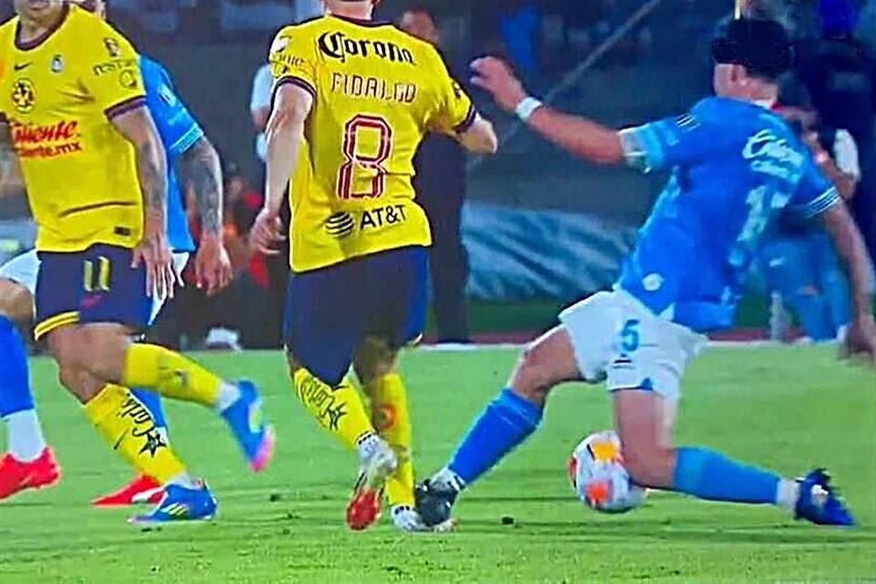 Esta es la fuerte entrada del celeste a Fidalgo.