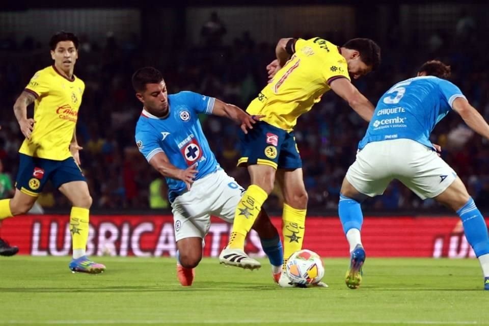 La lucha en media cancha fue cerrada.