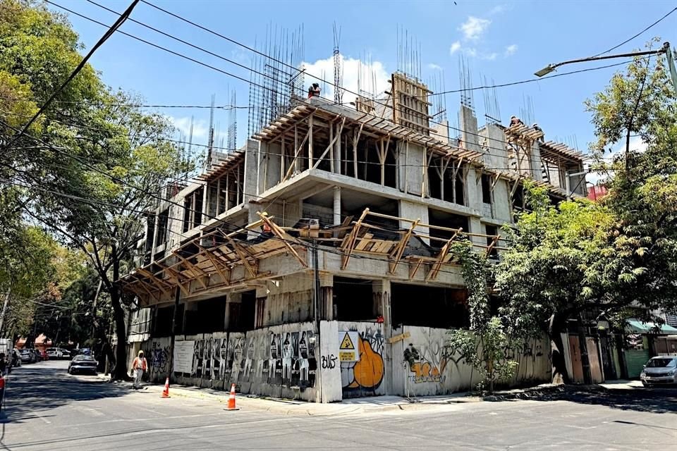 En la construcción, ubicada en la Colonia Campestre Churubusco, sólo se permiten dos niveles.