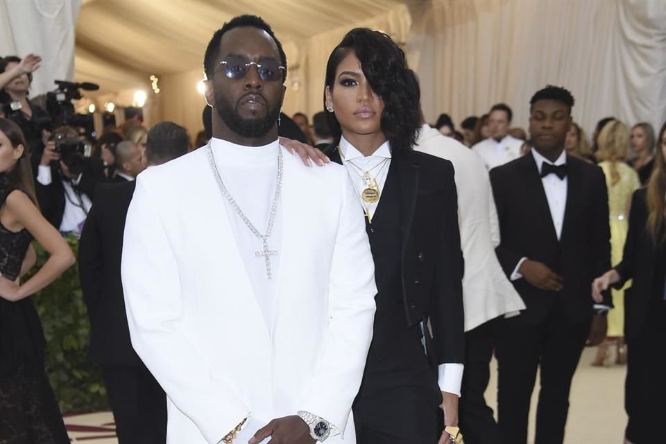 Cassie ha testificado que se sintió obligada por Combs a tener relaciones sexuales con acompañantes masculinos mientras él observaba y dirigía las actividades.