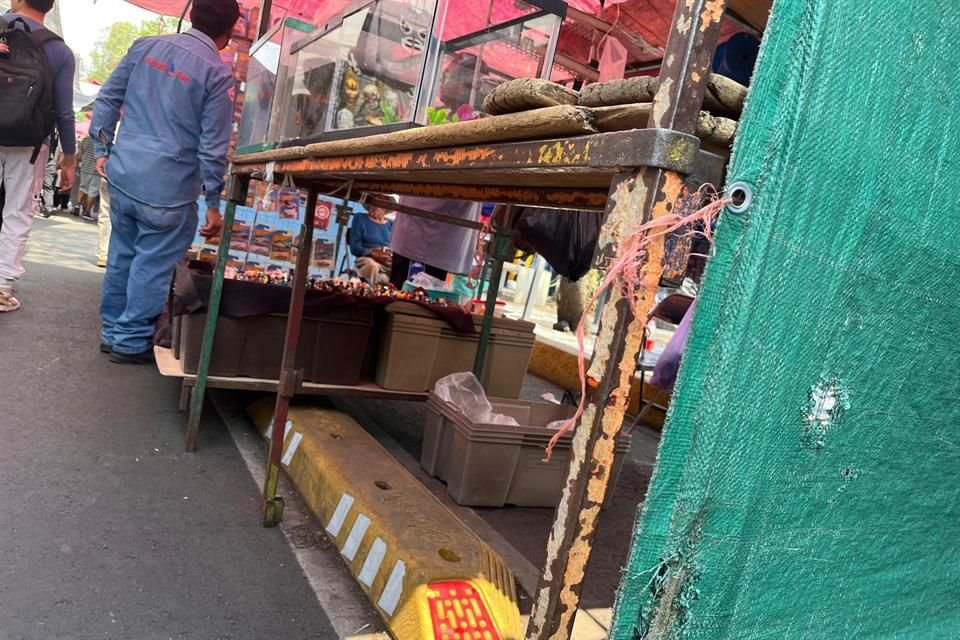 Algunos tianguistas colocan sus puestos sobre los confinadores... unos más los aprovechan para despachar.