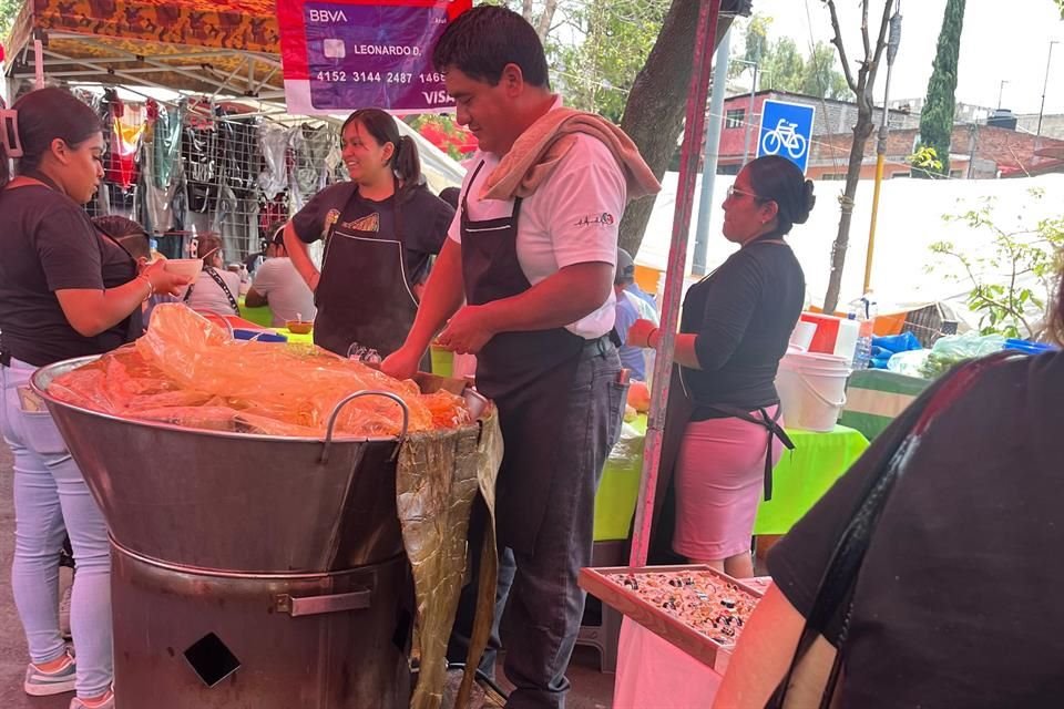 Las invasiones obligan a los usuarios de bici a transitar por el arroyo vehicular o, incluso, por dentro del tianguis; algunos optan por desmontar su bicicletas y caminar.