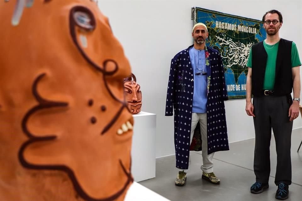 En primer plano una de las jarras de la serie 'False Friends'; atrás, Payam Sharifi, fundador del colectivo Slavs and Tatars, y Stan de Natris, diseñador, en la Galería Nordenhake.