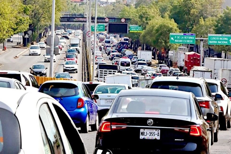 Por los bloqueos, cientos de personas tuvieron que caminar más de un kilómetro porque el Metrobús fue cerrado.