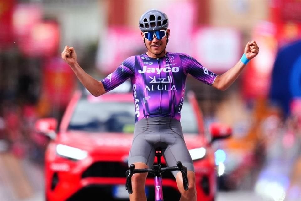 Luke Plapp festeja tras ganar la octava etapa.