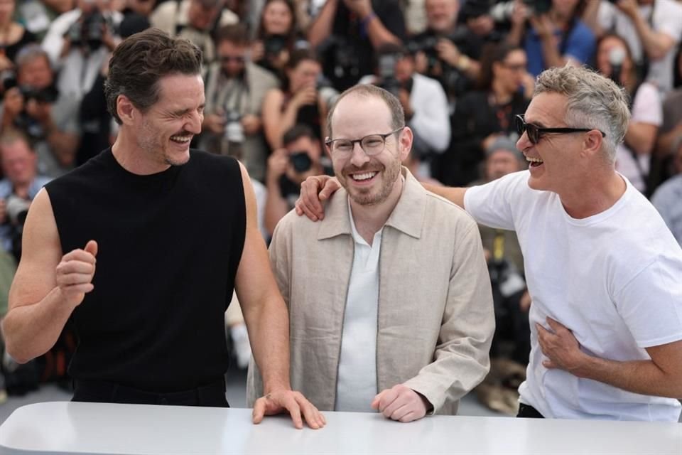 Pascal es uno de los protagonistas de Eddington, un filme dirigido por Ari Aster (centro) en competición por la Palma de Oro, junto a Joaquin Phoenix (der.), Emma Stone y Austin Butler.