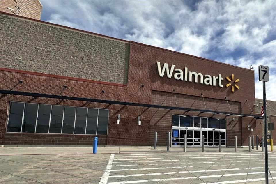 Donald Trump arremetió contra Walmart y dijo que el gigante minorista debería absorber los costos adicionales creados por sus aranceles.
