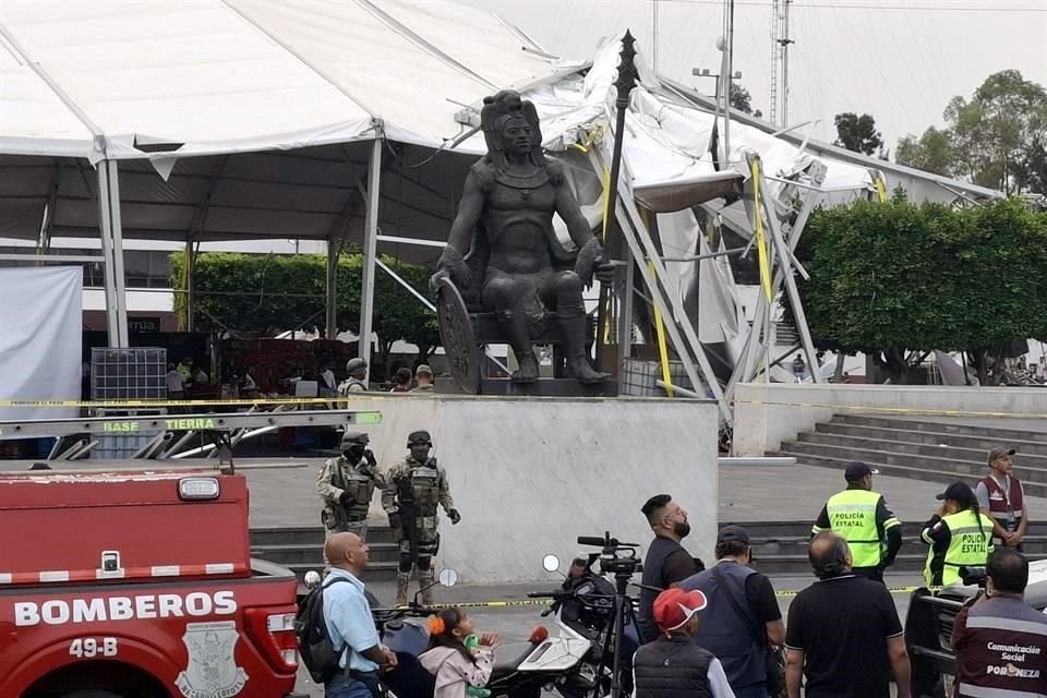 Diez personas resultaron lesionadas después de que una estructura colapsó en el Palacio Municipal de Nezahualcóyotl durante la Feria del Libro.