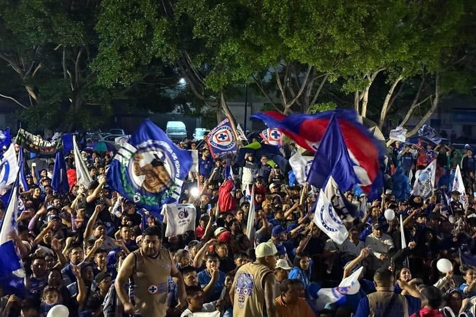La afición de Cruz Azul alentó al equipo de cara a enfrentarse al América en la Semifinal de vuelta del Clausura 2025.