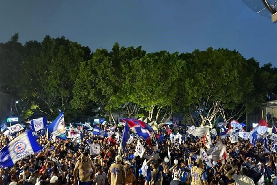 Chicos y grandes se dieron cita al banderazo celeste a las afueras del hotel de concentración del conjunto dirigido por Vicente Sánchez.