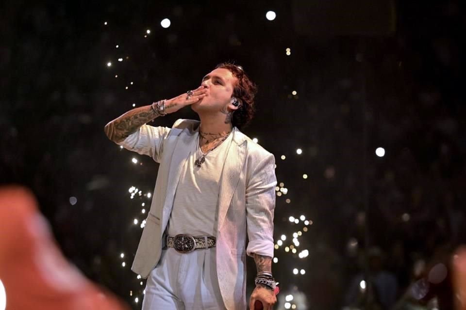 Nodal lanzó frases de amor, sombreros y muchos besos.