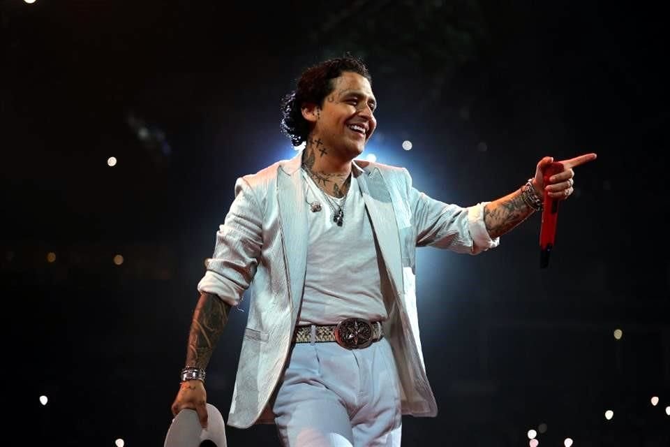 Nodal solo recibió pura buena onda desde que llegó enjundioso a partir plaza en un concierto con escenario 360.