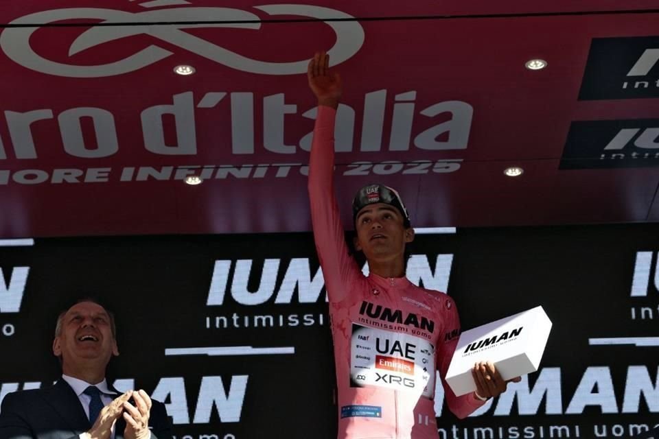 El mexicano presumiento la maglia rosa.