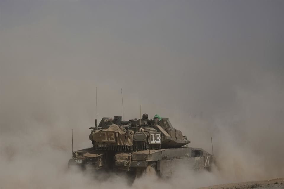 Soldados israelíes en tanques cerca de la frontera con la Franja de Gaza, el 18 de mayo.