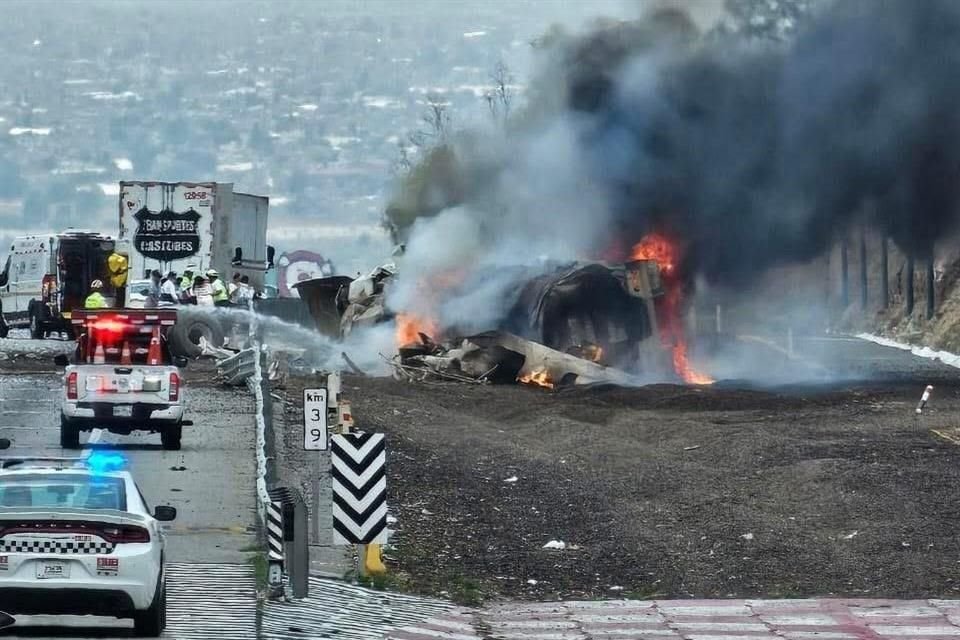 Accidente en Ixtapaluca: pipa sin frenos vuelca, provoca incendio y cierre de autopista.
