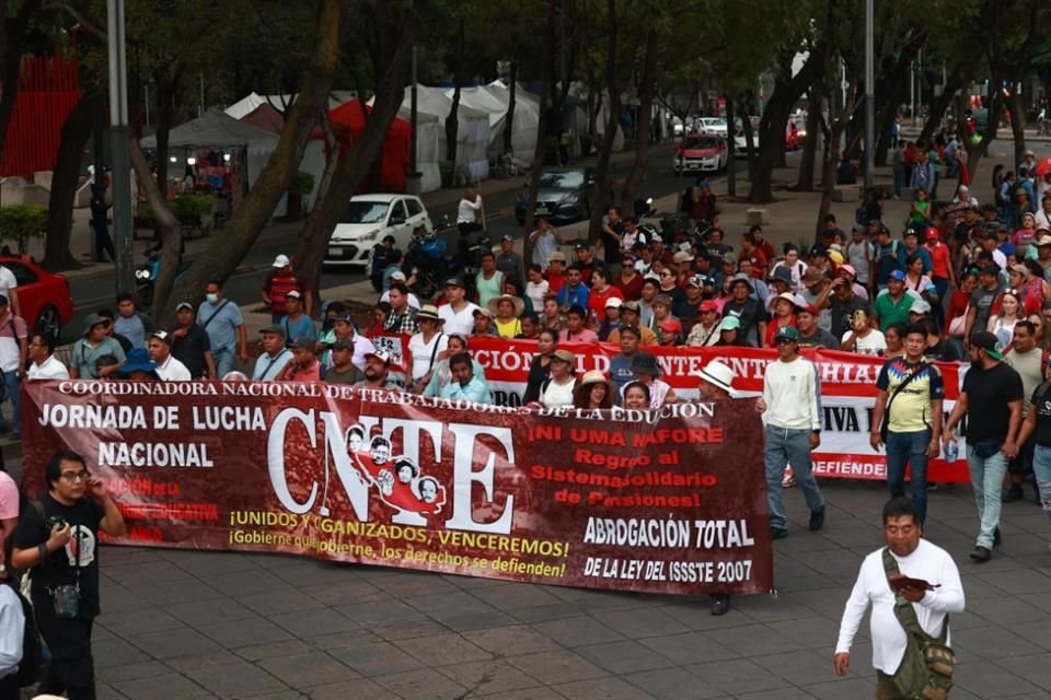 La CNTE en BC anunció que realizará manifestación en aeropuerto de Tijuana y tomará casetas en demanda de la abrogación de la Ley del ISSSTE de 2007.