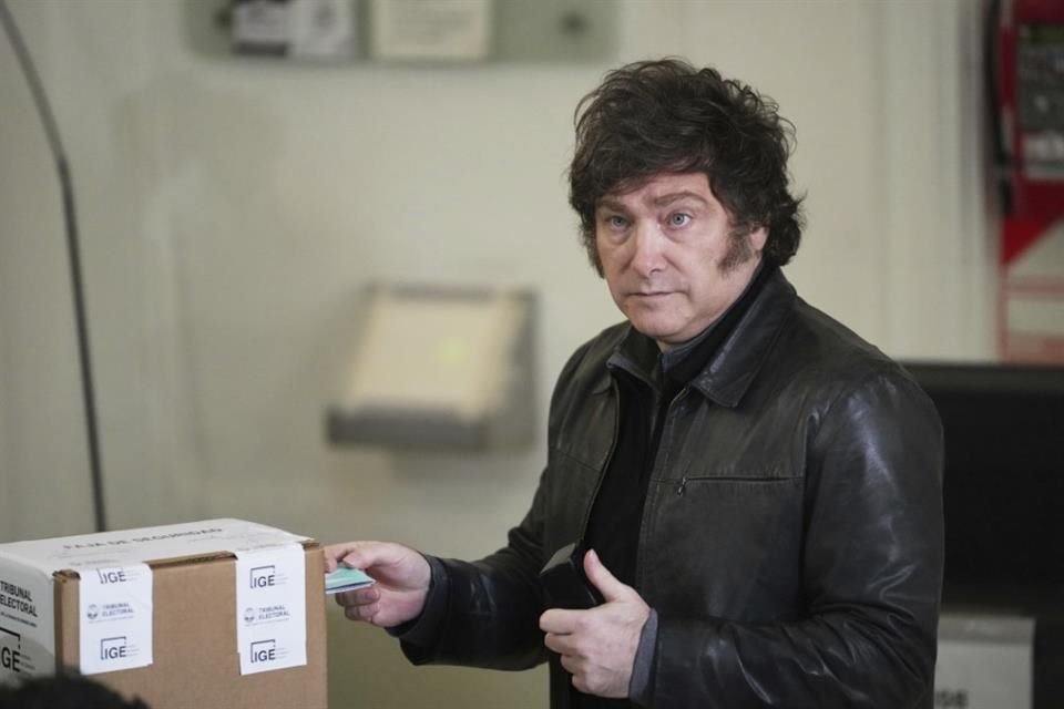 El Presidente de Argentina, Javier Milei, vota durante las elecciones legislativas de Buenos Aires, el 18 de mayo de 2025.
