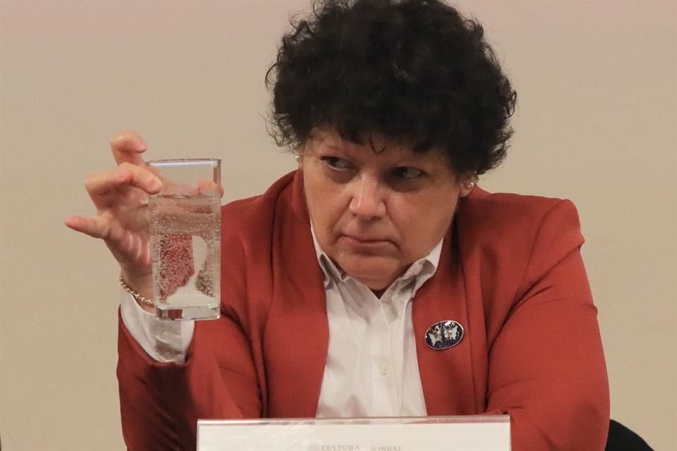'Vivir entre dos aguas es vivir rota, fragmentada, siempre incompleta (...) Y, sin embargo, le agradezco a la vida la posibilidad de experimentarlo en carne propia', dijo la poeta.