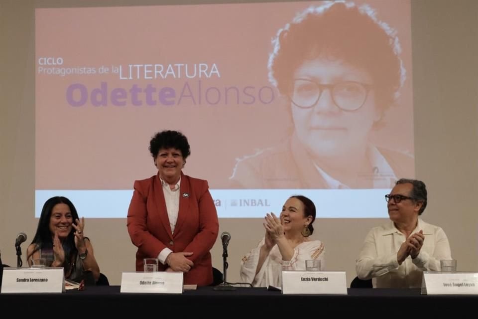 En el homenaje, acompañaron a Alonso las escritoras Sandra Lorenzano, Enzia Verduchi y el poeta José Ángel Leyva.