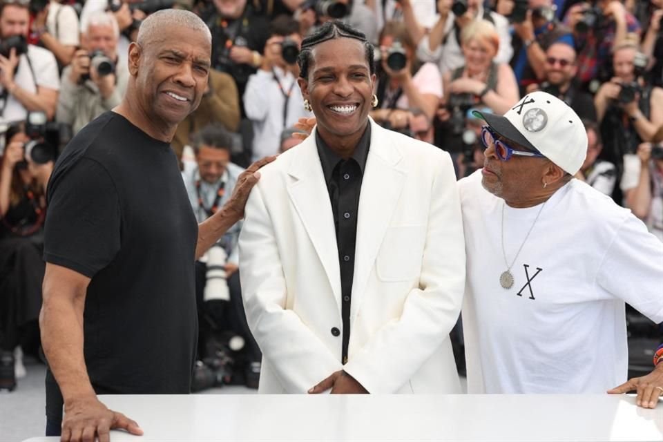 Washington, posando juguetonamente con Lee y su coprotagonista A$AP Rocky, no mostró signos de jet lag tras llegar al certamen.