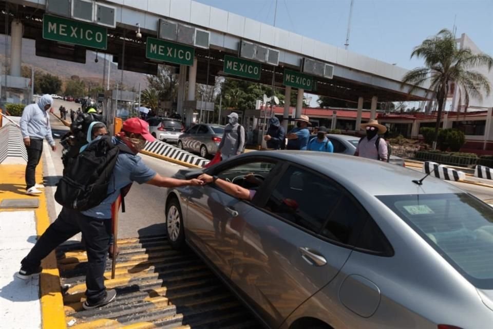Integrantes de la Ceteg tomaron las casetas de La Venta y Palo Blanco, en Guerrero, para presionar a la Federación por las pensiones de maestros.