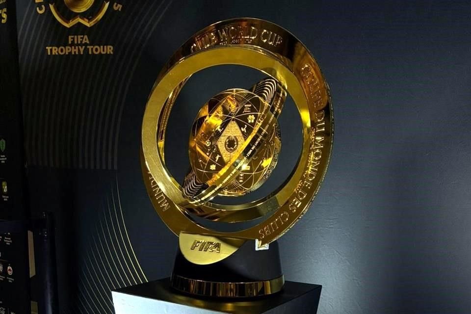 El trofeo del Mundial de Clubes fue exhibido este lunes en el Estadio Monterrey.