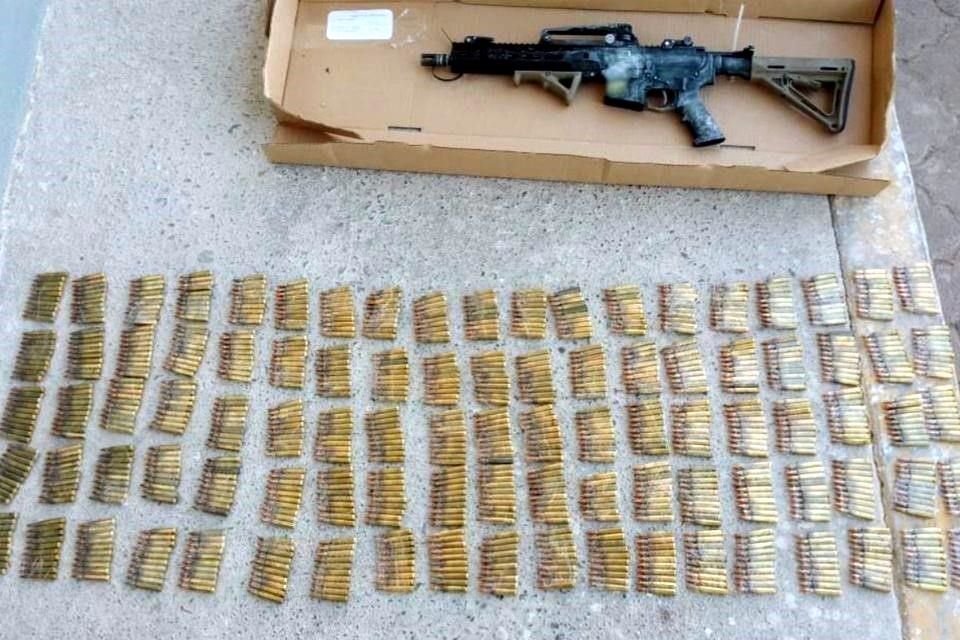 Los hechos que les imputan a los vinculados a proceso es haber sido detenidos en posesión de 11 armas largas, 37 cargadores y 952 cartuchos, todos de diversos calibres.