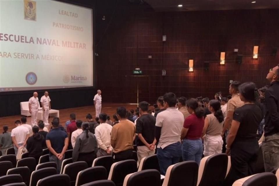 Cadetes que tripularon el buque 'Cuauhtémoc' se reunieron con sus familias en instalaciones navales en Alvarado, Veracruz.