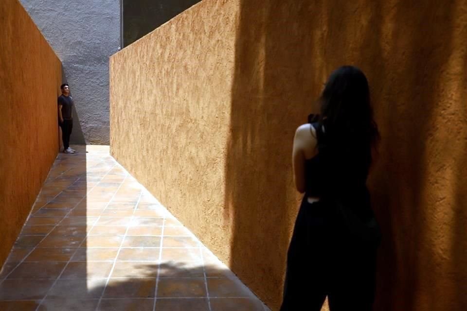 La obra, inaugurada el sábado, replica en el patio del recinto los muros que conforman el pasillo de acceso al inmueble.