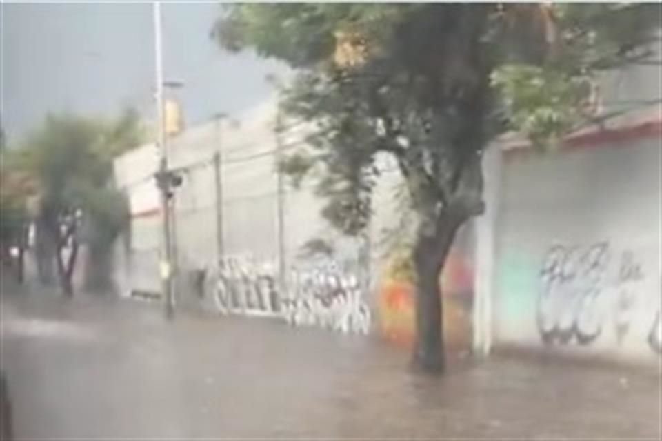 Usuarios reportaron calles completamente inundadas.