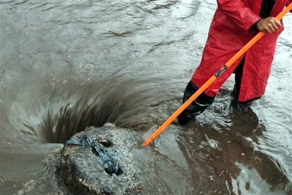 Personal de la Comisión de Aguas del Estado de México anunció maniobras para que descendieran los niveles de agua.