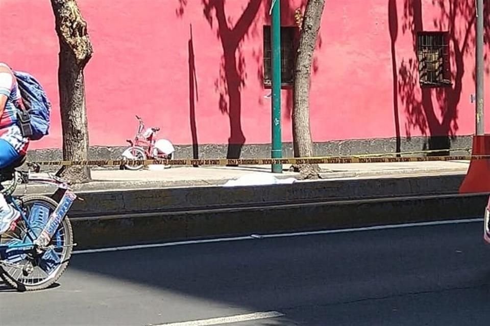 Al fondo se alcanza a ver la Ecobici en la que viajaba; sobre Avenida Izazaga.