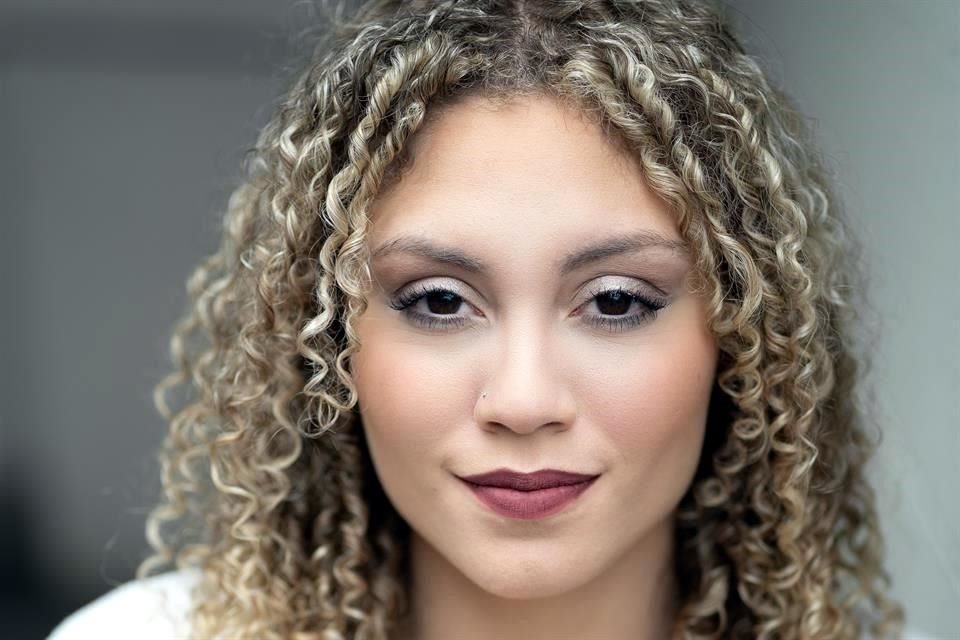 Angelliz Rosado Ramos imprime su esencia a June.