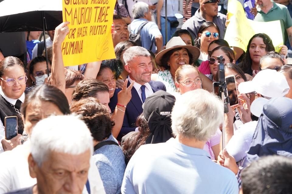Tabe fue cobijado por simpatizantes al llegar a Donceles.