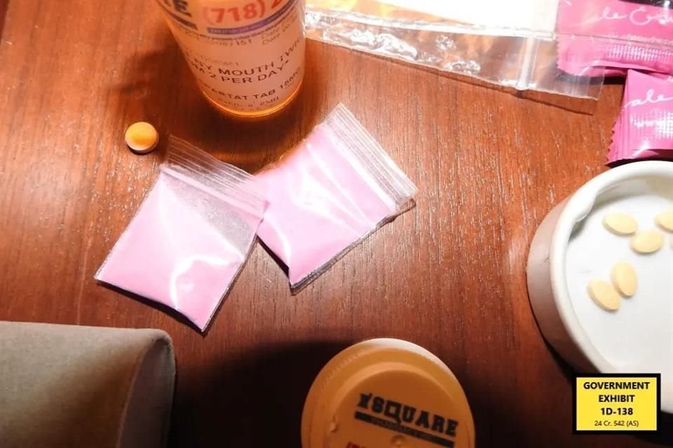 Las imágenes, presentadas por el agente del Departamento de Seguridad Nacional Yasin Binda, muestran dos bolsas Ziploc con polvo rosado.