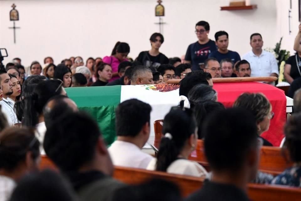 La bandera de México fue colocada sobre el ataúd.
