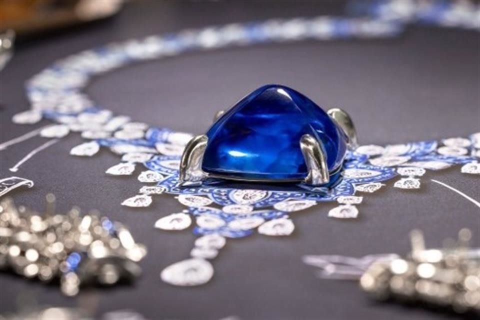 Bvlgari Cosmic Vaul joy pieza creada por de la directora creativa Lucia Silvestri quien se inspiró en la contemplación de las constelaciones.