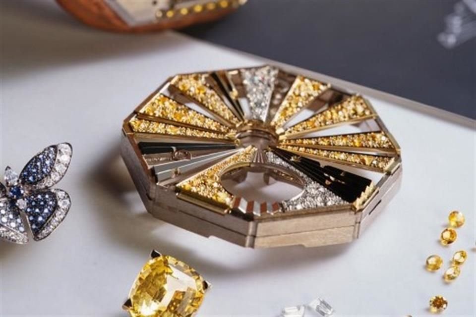 Reloj Nuvole Preziose, una pieza colgante de relojería suiza mostrando una forma octagonal con un zafiro amarillo certificado de talla cushion de 6,88 quilates.