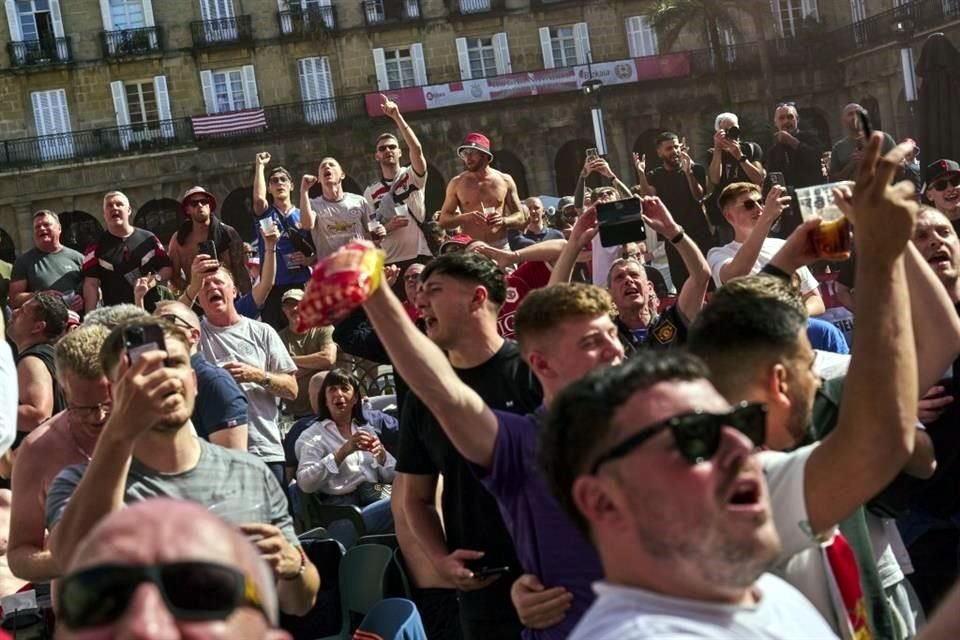 Los hinchas ingleses han invadido Bilbao.