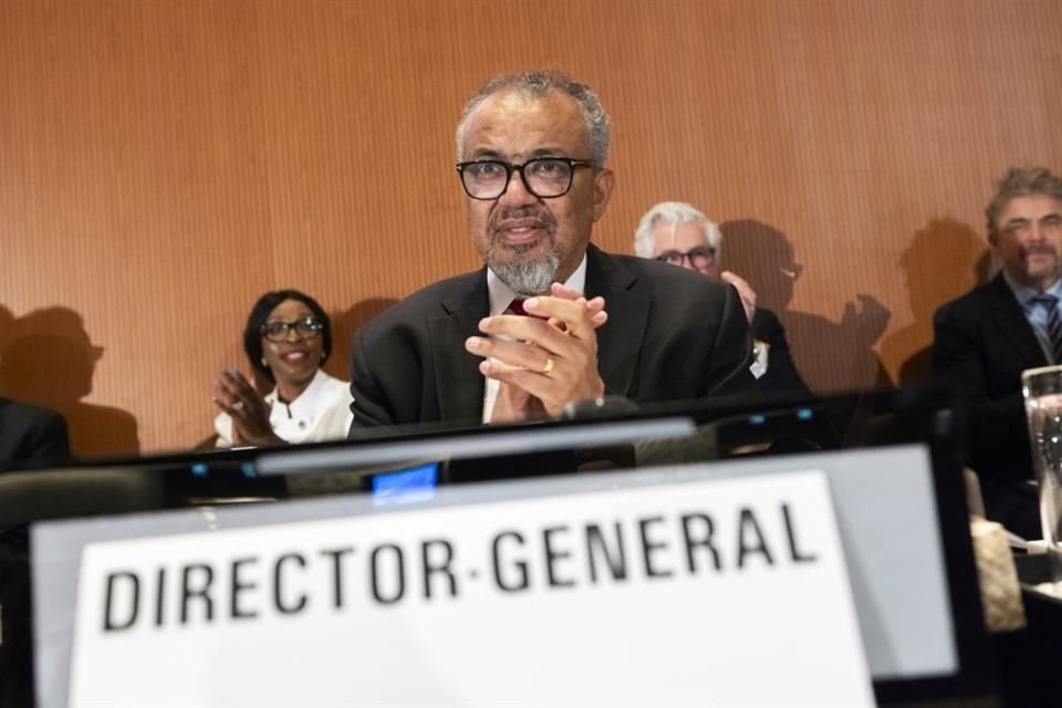 Tedros Adhanom, director de la OMS, aplaude durante la aprobación del Acuerdo Mundial sobre Pandemias, en Ginebra, el 20 de mayo del 2025.