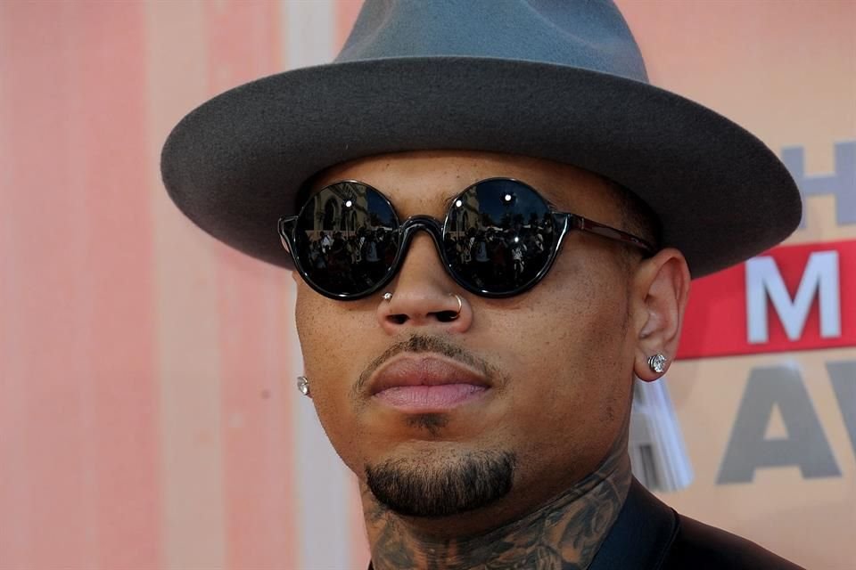 Chris Brown quedó en libertad tras pagar fianza de 6,7 millones de dólares; está acusado de agredir a un productor en un club de Londres.