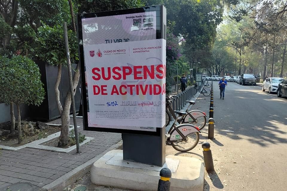 Los sellos del Invea indican una 'suspensión de actividades', pero vecinos colocaron otros con 'clausurado por corrupto'.