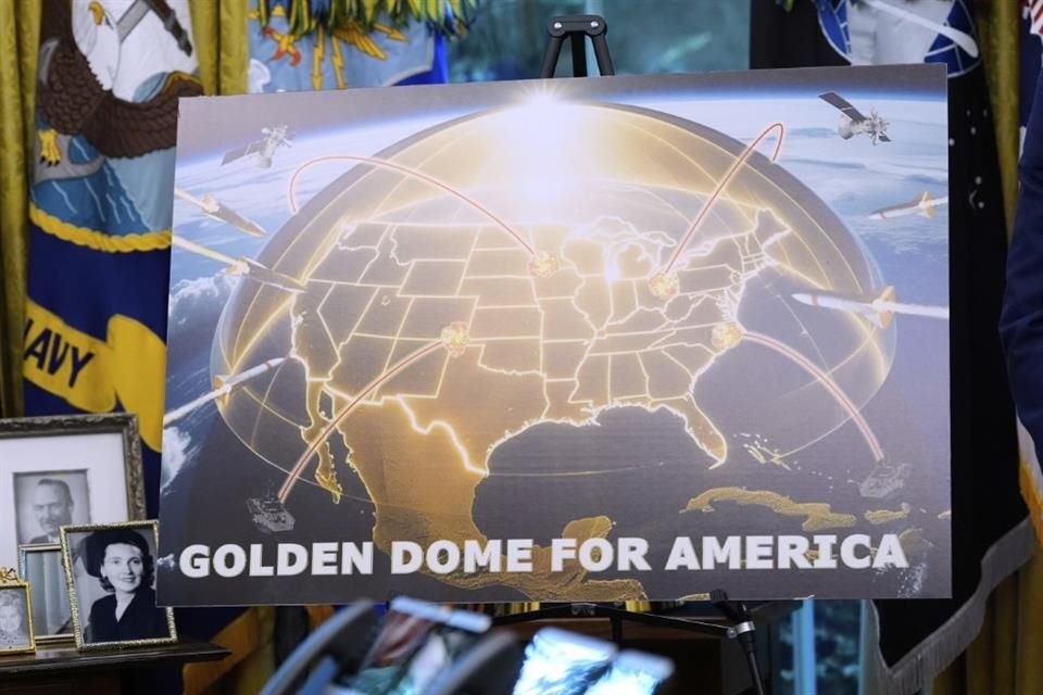 Un póster representando la Cúpula Dorada que Donald Trump busca construir, exhibido en la Oficina Oval el 20 de mayo del 2025.