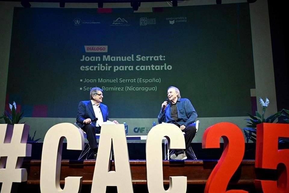Joan Manuel Serrat conversó con el escritor Sergio Ramírez durante la apertura del festival literario Centroamérica Cuenta.